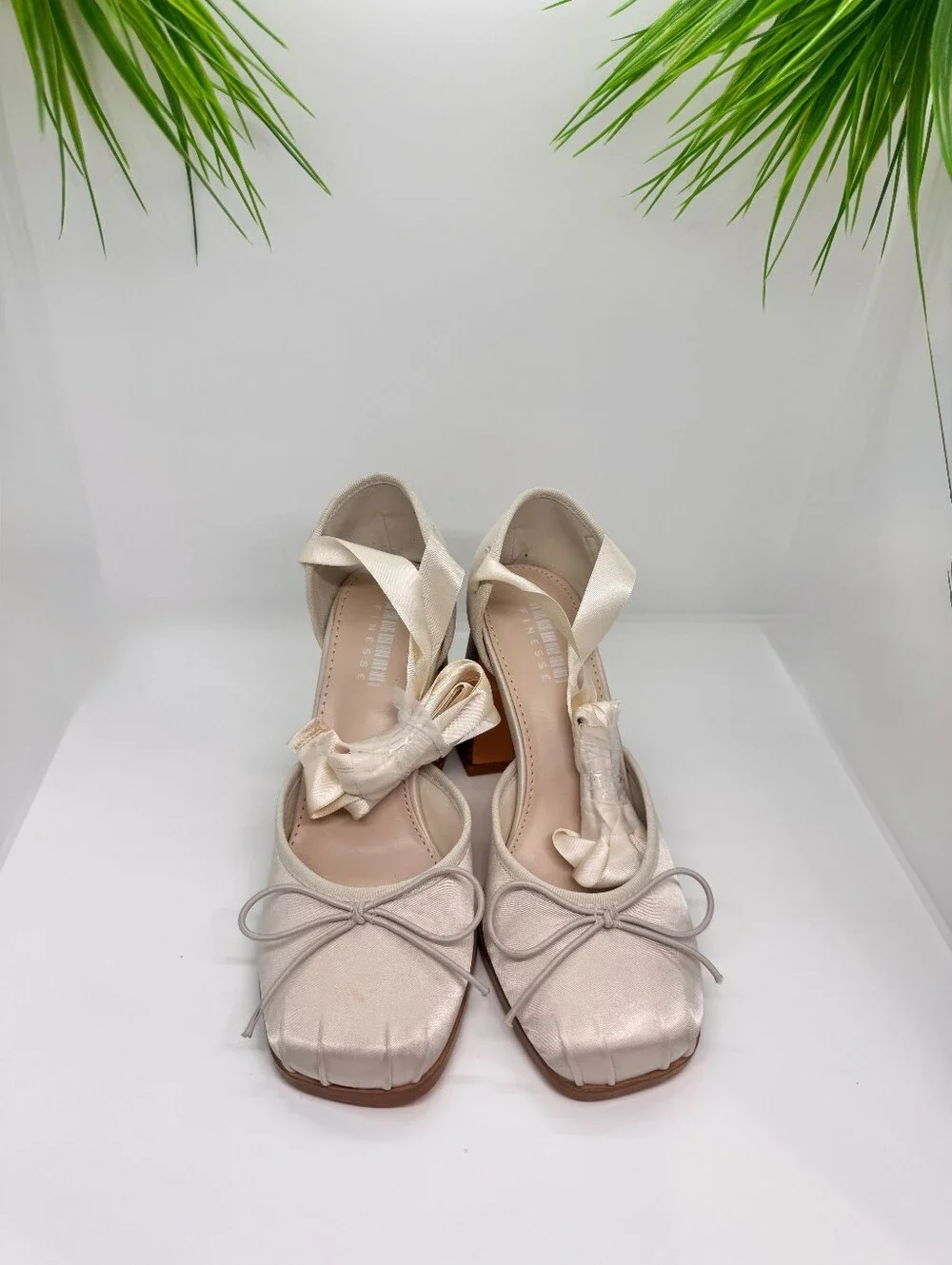 Finesse Salome Ivory Pointe Pump/New/Box damage/Size 6/MSRP $108.00